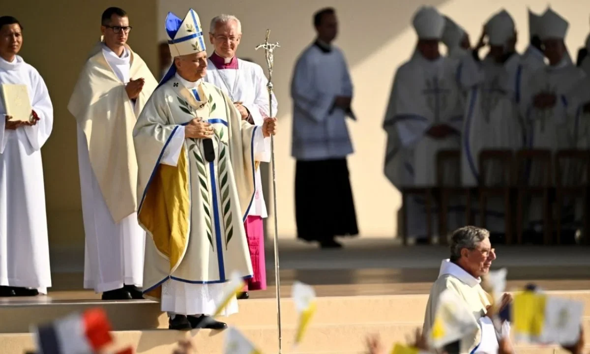 Cientos de miles de personas asistieron este sábado a una misa gigante oficiada por el papa León XIV en los Campos Elíseos de París.