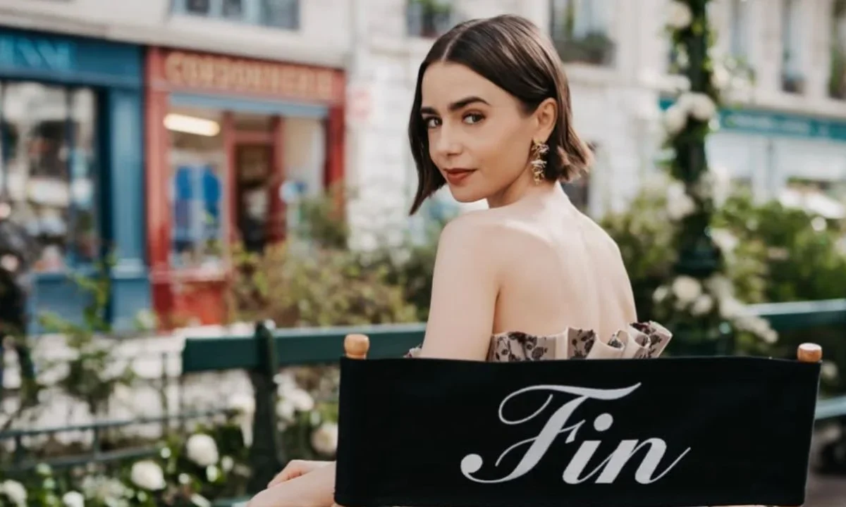 La actriz Lily Collins confirmó el cierre de una etapa en su carrera al compartir en redes sociales su despedida del set de Emily in Paris.