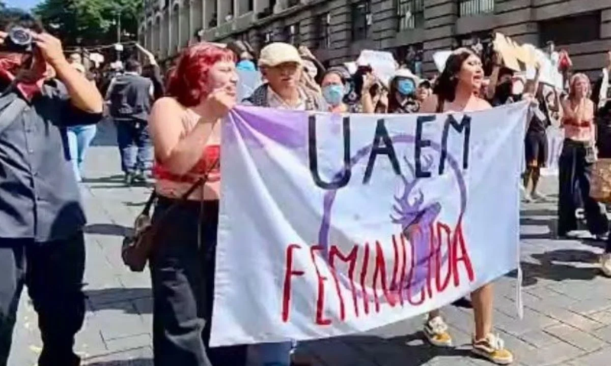 Estudiantes de la UAEM se manifestaron durante el desfile cívico-militar en Cuernavaca, exigen justicia para la española Claudia Tacoronte.