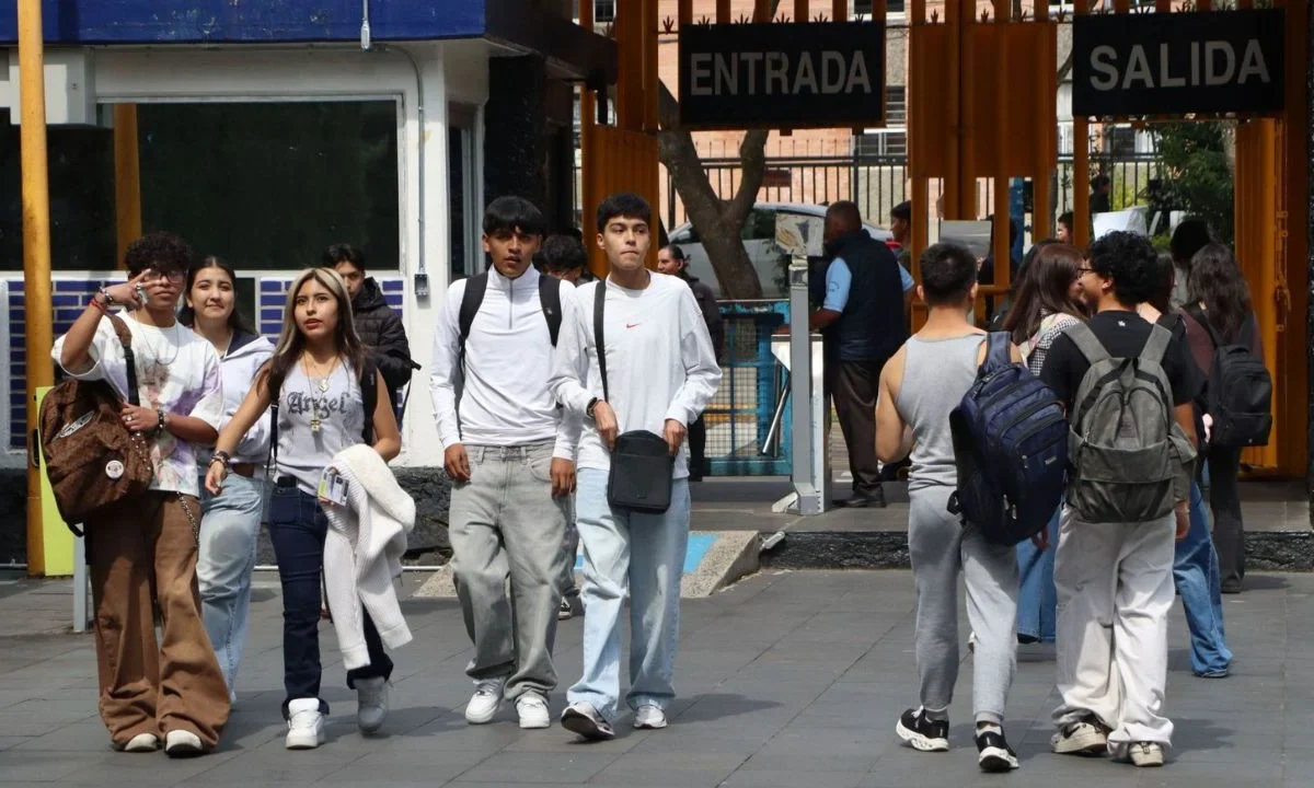El diputado local de Morena, Alberto Vanegas, presentó una iniciativa para sancionar las "novatadas" en escuelas de la Ciudad de México.