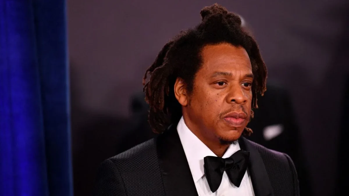 La mujer explicó que hizo las acusaciones contra Jay-Z por un anuncio en Facebook que llamaba a potenciales víctimas de Combs a atestiguar.