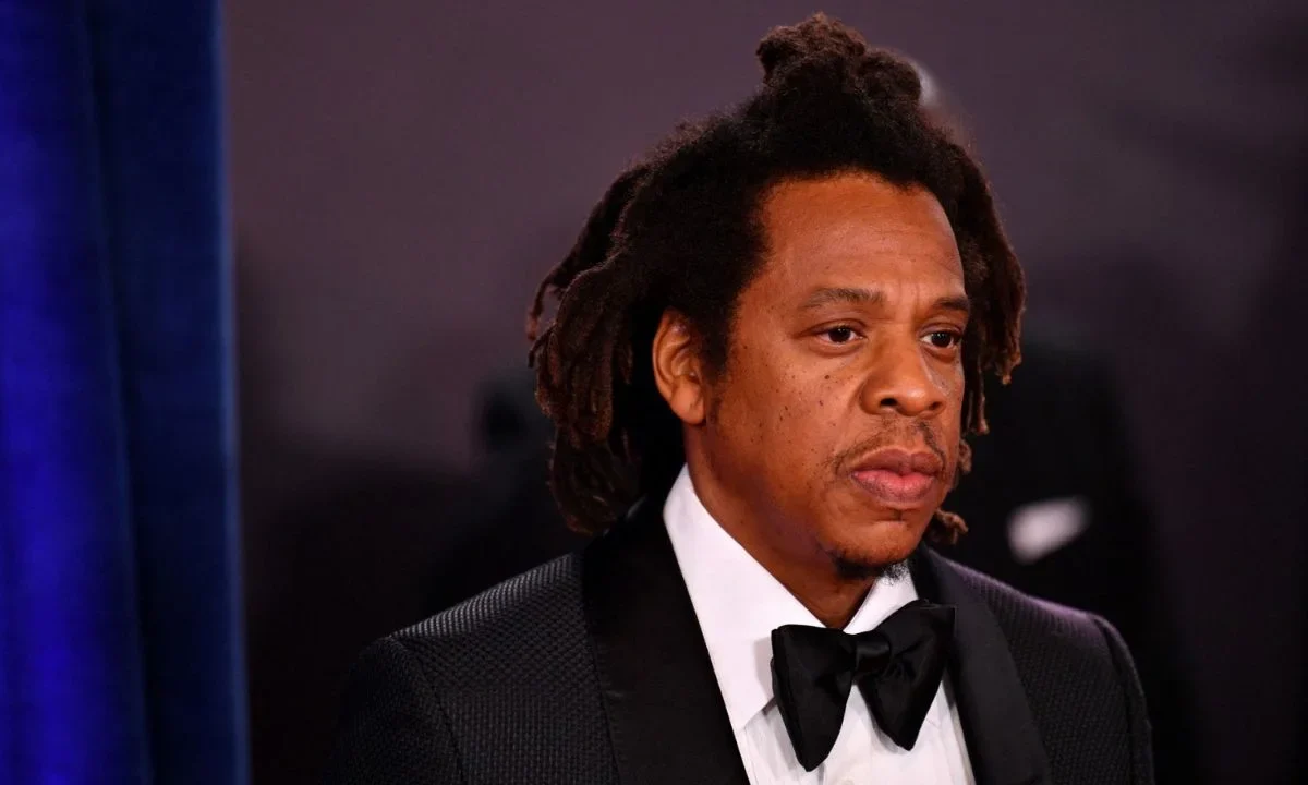 La mujer explicó que hizo las acusaciones contra Jay-Z por un anuncio en Facebook que llamaba a potenciales víctimas de Combs a atestiguar.