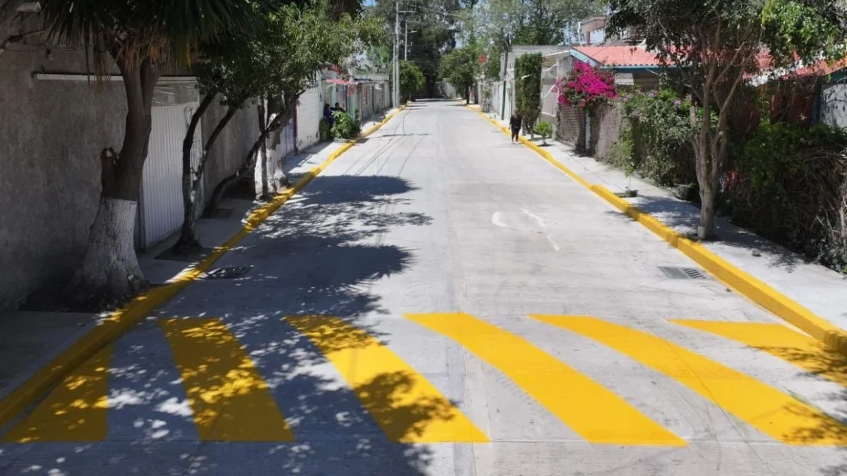 La alcaldesa de Ecatepec, Azucena Cisneros Coss, entregó la pavimentación con concreto hidráulico en varias calles del municipio.