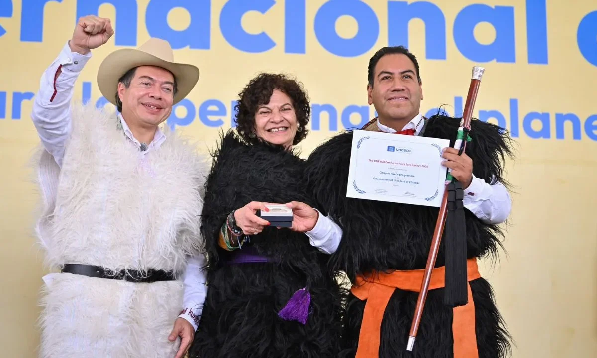 La Unesco reconoció la estrategia de alfabetización: Chiapas Puede, el gobernador Eduardo Ramírez recibió el premio.