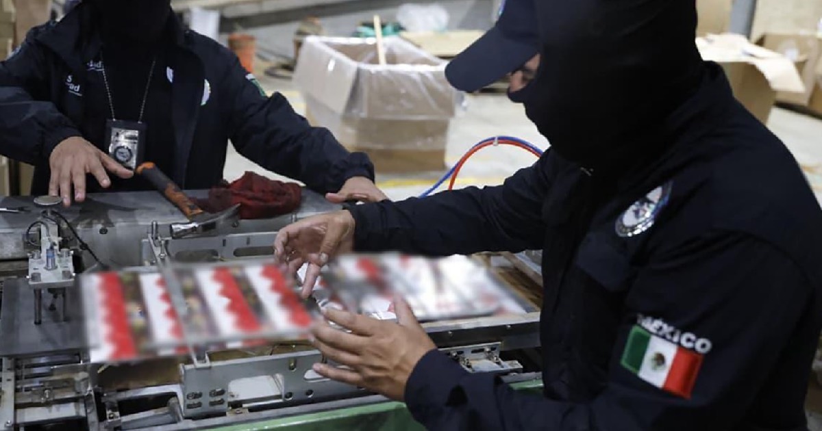 Autoridades federales durante el decomiso de cigarros apócrifos en Huixquilucan