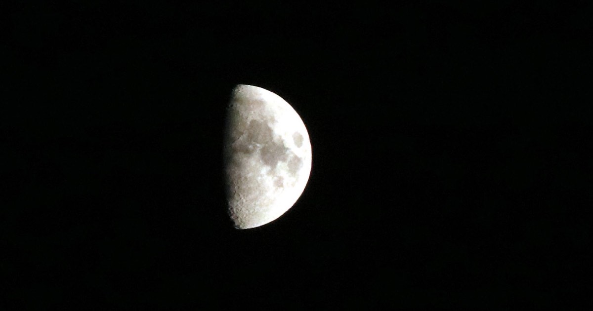 Imagen de la luna en el cielo nocturno