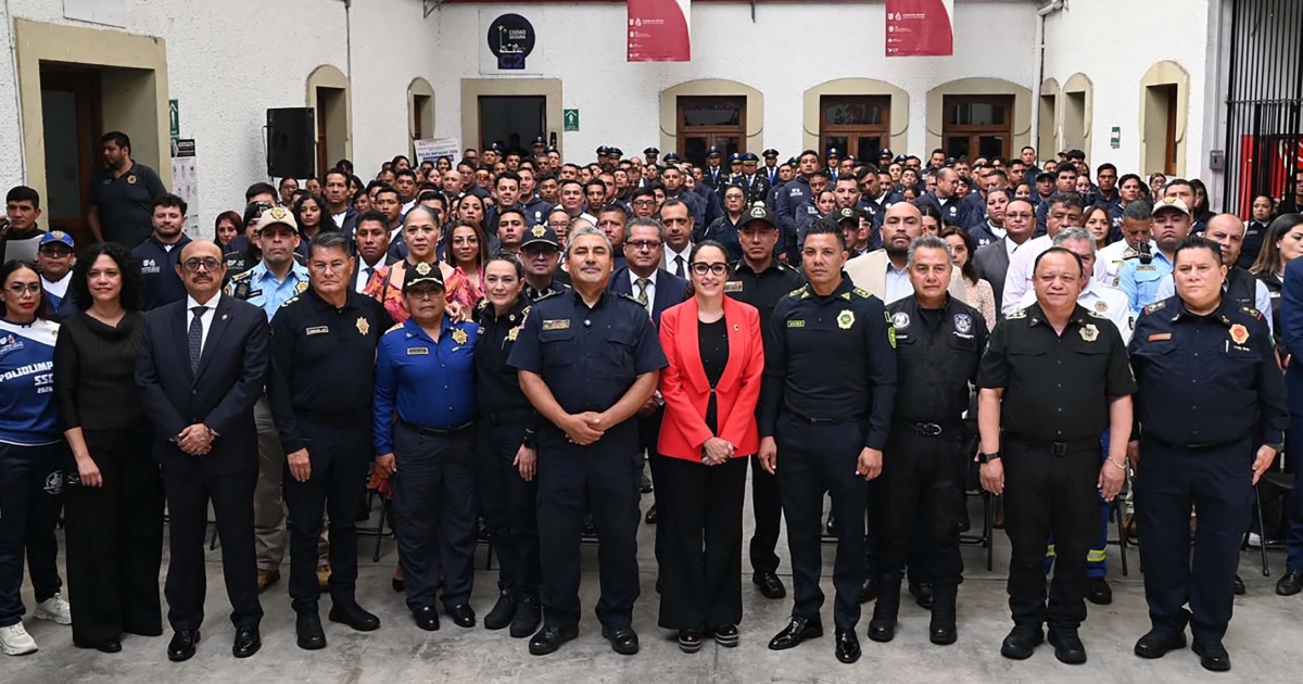 Fotografía grupal que muestra la ceremonia de inauguración de las Poliolimpiadas en el patio central de un recinto institucional de la Secretaría de Seguridad Ciudadana (SSC). En las primeras filas destacan mandos policiales con uniforme operativo y de gala, personal de servicios de emergencia y funcionarios de gobierno, entre los que destaca al centro una servidora pública con saco rojo.
