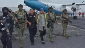 Traslado de Miguel Ángel “N”, alias “Capitán Sol”, custodiado por agentes de la Marina al descender de una aeronave militar en la pista de aterrizaje.