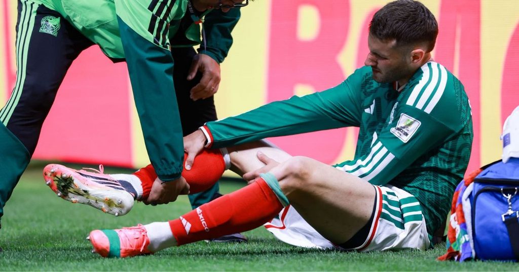 Santiago Giménez se lesiona en el partido de fútbol entre las selecciones de México vs Inglaterra