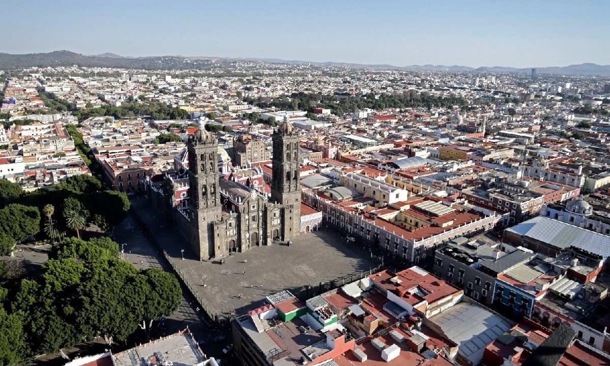 Vista aérea del Centro Histórico de Puebla y la Catedral, zona objeto de proyectos de inversión y revitalización urbana.